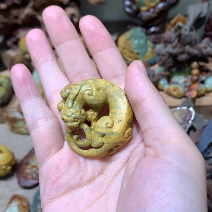 未镶嵌岫岩河磨玉（透闪石质玉）挂件