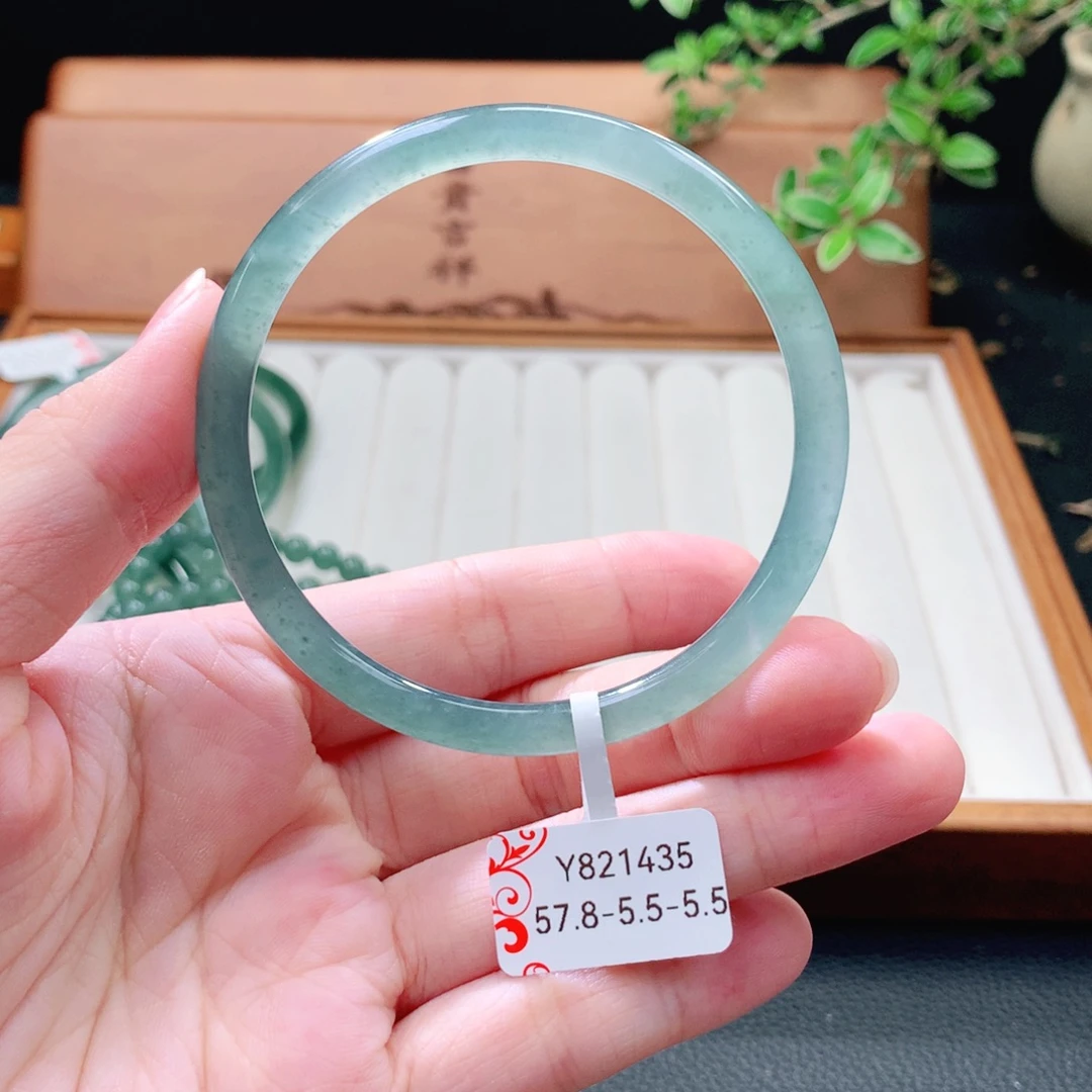 翡翠未镶嵌手镯（圆镯）