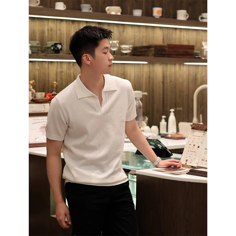 米白色正肩V领短袖Polo衫男夏季穿搭韩版修身高级感针织半袖T恤衫