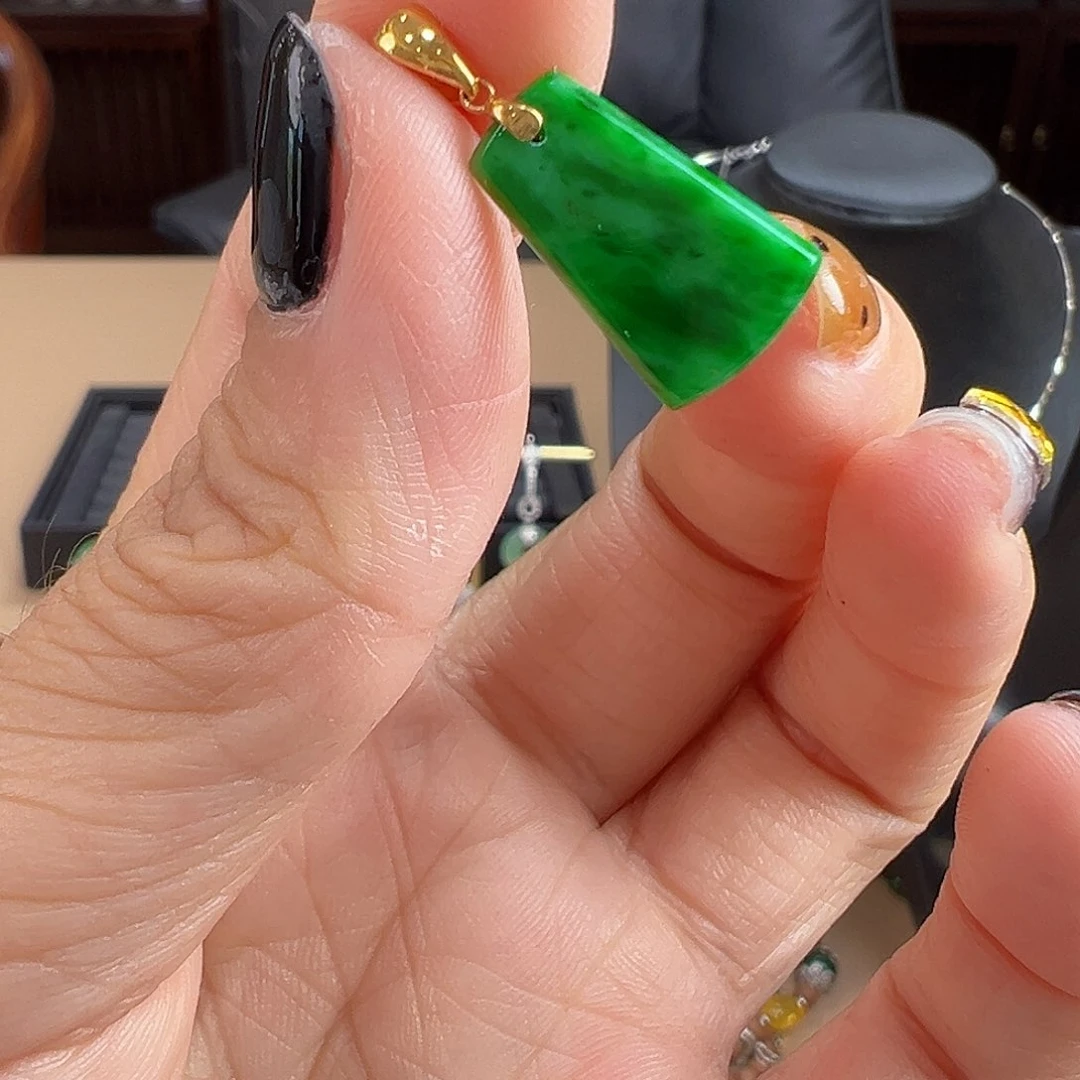 翡翠18K金镶嵌颈饰吊坠