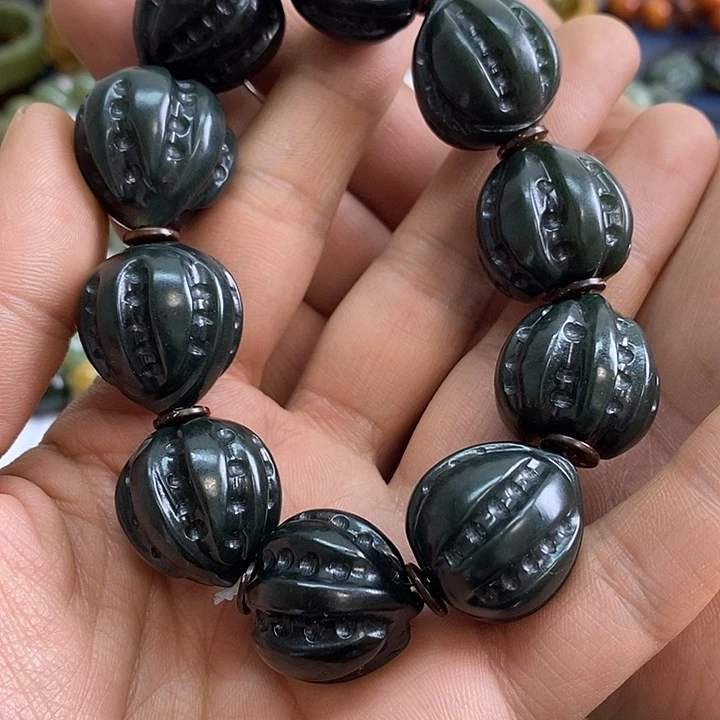 未镶嵌透闪石质玉珠宝奇石