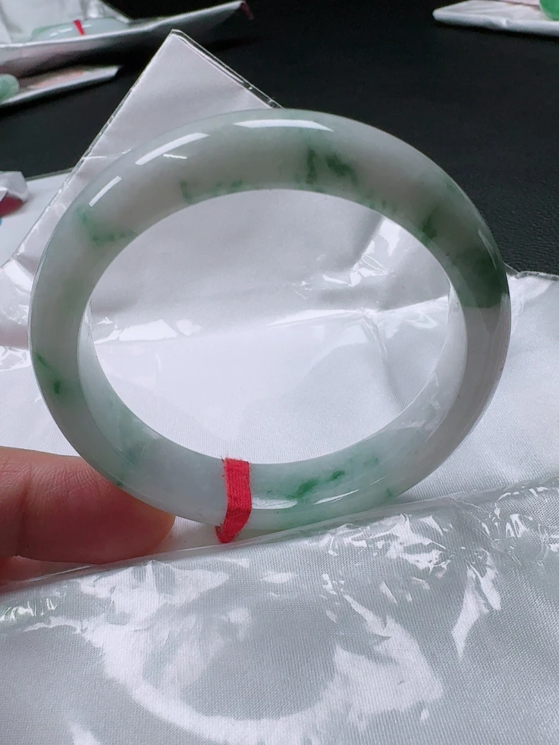 （缅甸天然翡翠翡翠A货）55正圈水润细腻飘花手镯、缅甸A级翡翠手镯