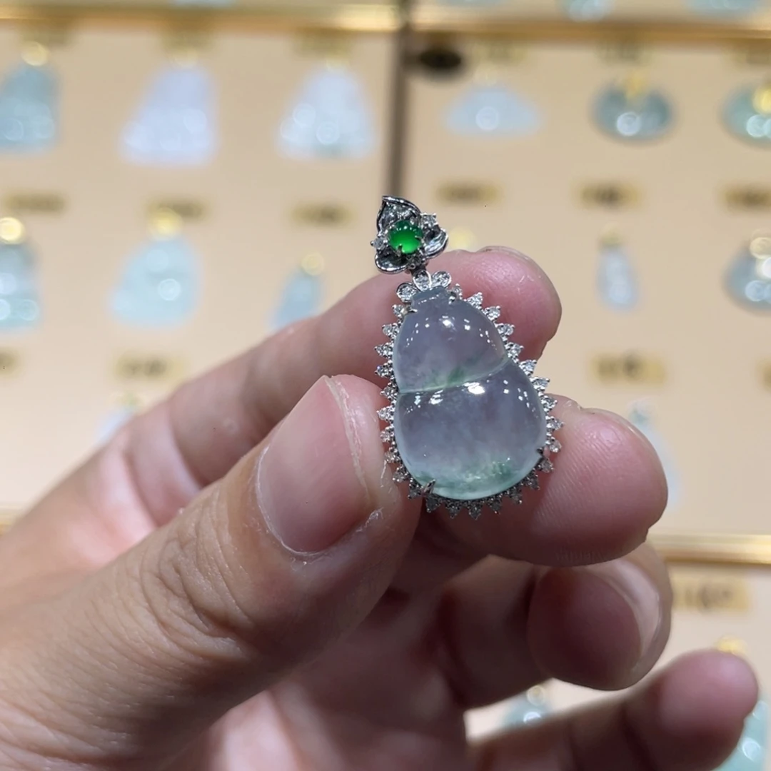 颈饰18K金镶嵌翡翠葫芦