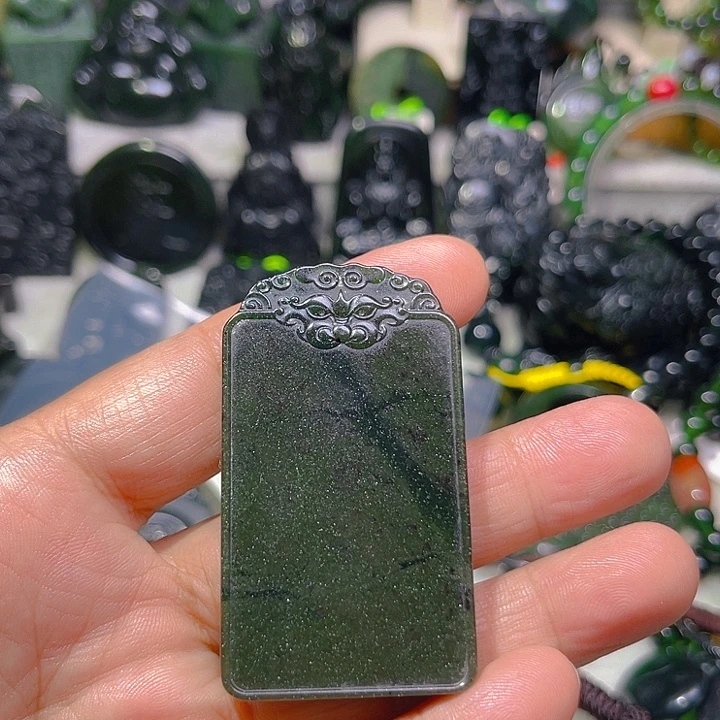 牛***9蛇纹石玉未镶嵌颈饰