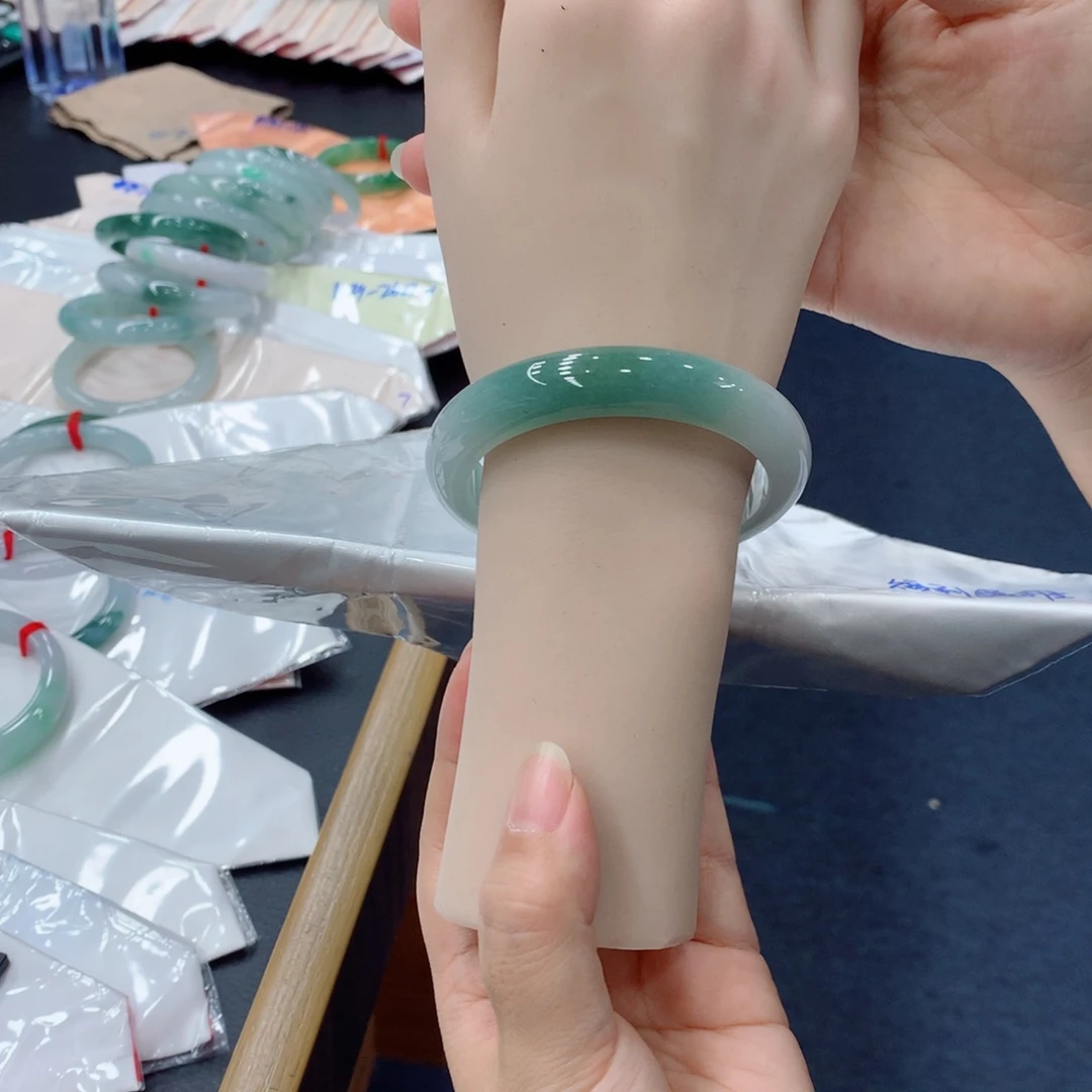 翡翠未镶嵌手镯48小时