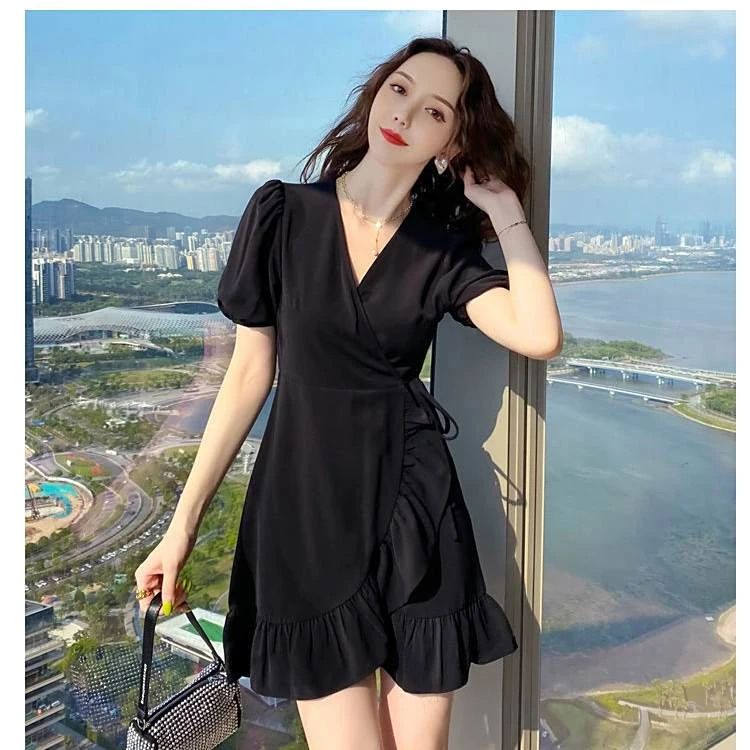 2024夏季新款赫本风甜辣妹小黑裙法式小个子短裙收腰显瘦连衣裙女