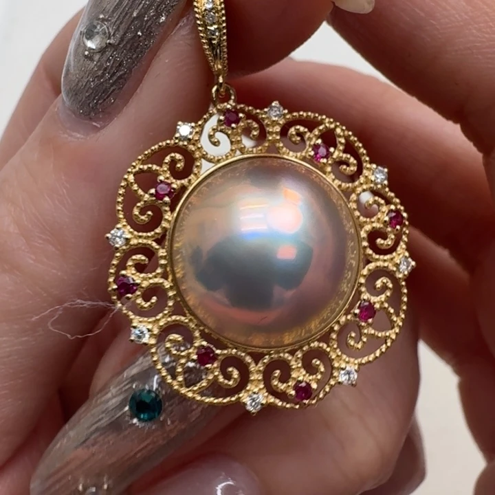 拼合珍珠（马贝珠）颈饰18K金镶嵌