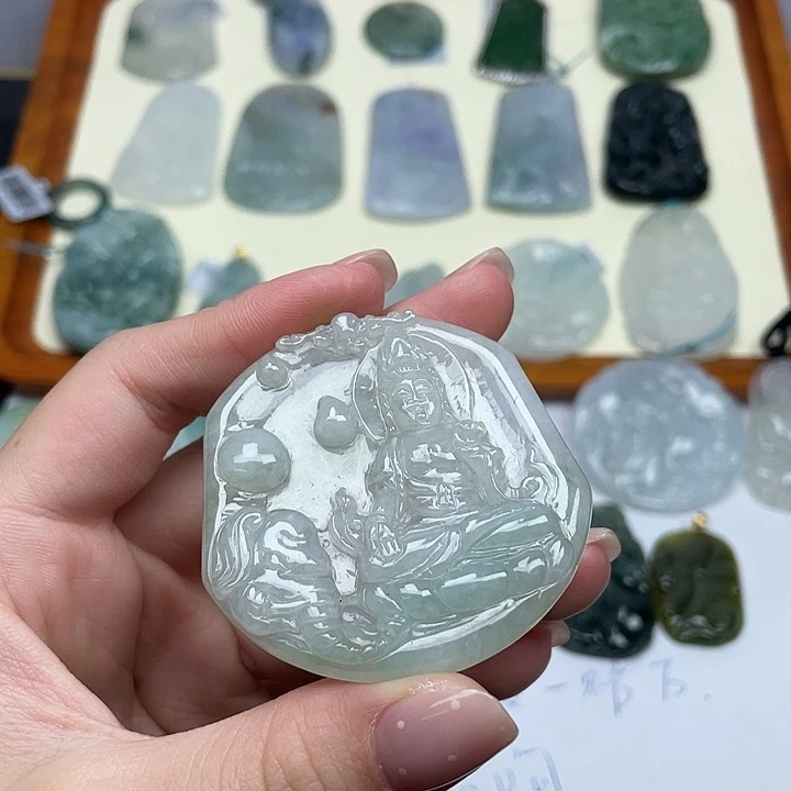 翡翠未镶嵌颈饰观音