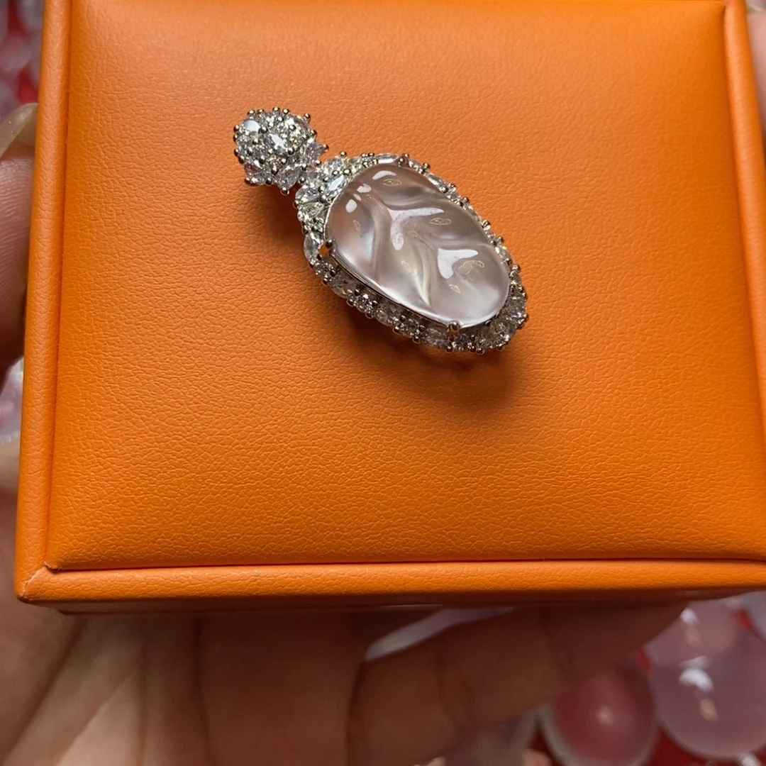 石英质玉合金吊坠