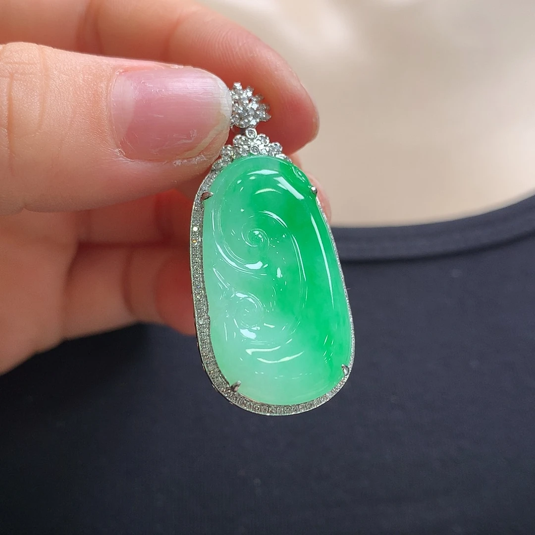 翡翠18K金镶嵌颈饰如意