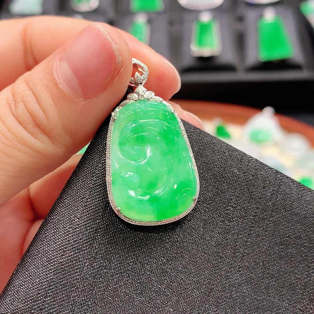 翡翠颈饰18K金镶嵌如意