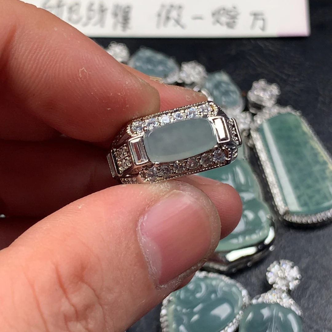 颈饰未镶嵌翡翠戒指