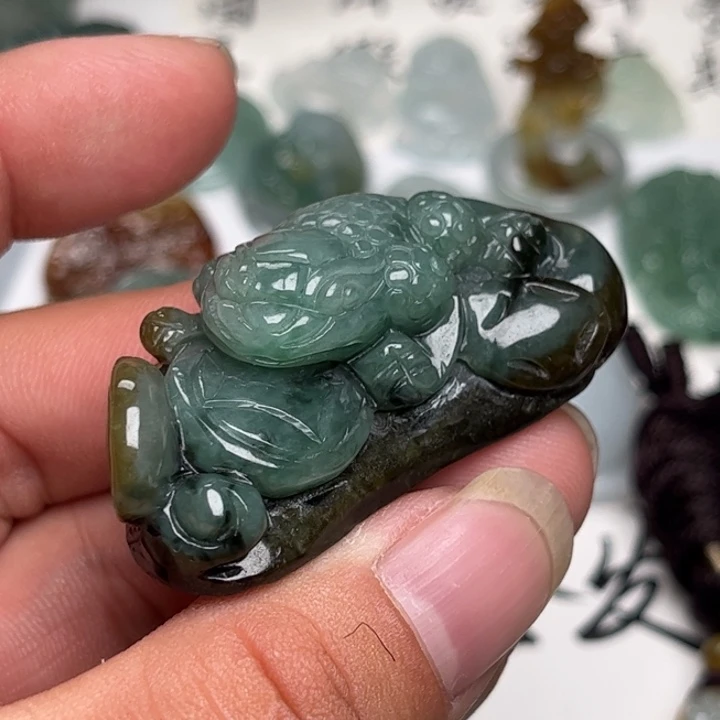 翡翠未镶嵌颈饰金蟾