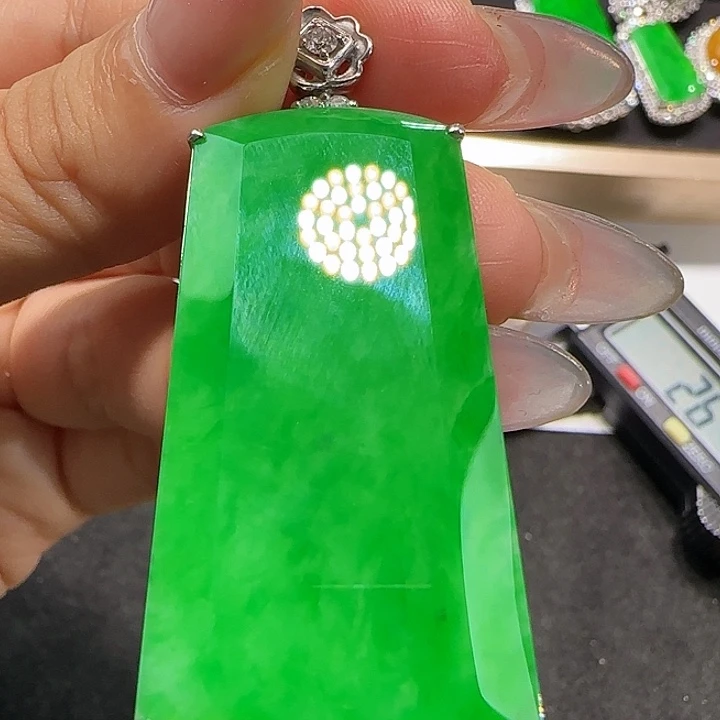 翡翠18K金镶嵌颈饰无事牌