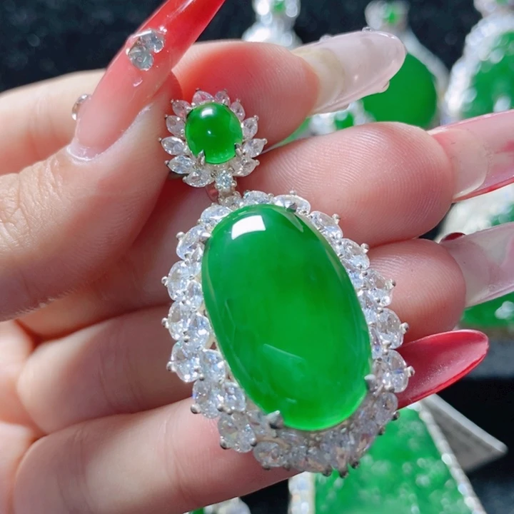 翡翠颈饰银S925镶嵌18。