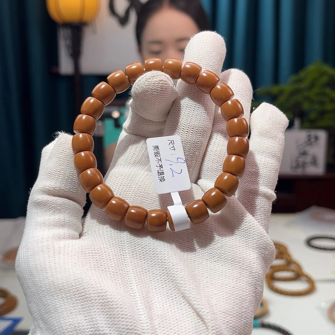 橄榄核手串9.2。  直切。无白。正三花。 老挝红料