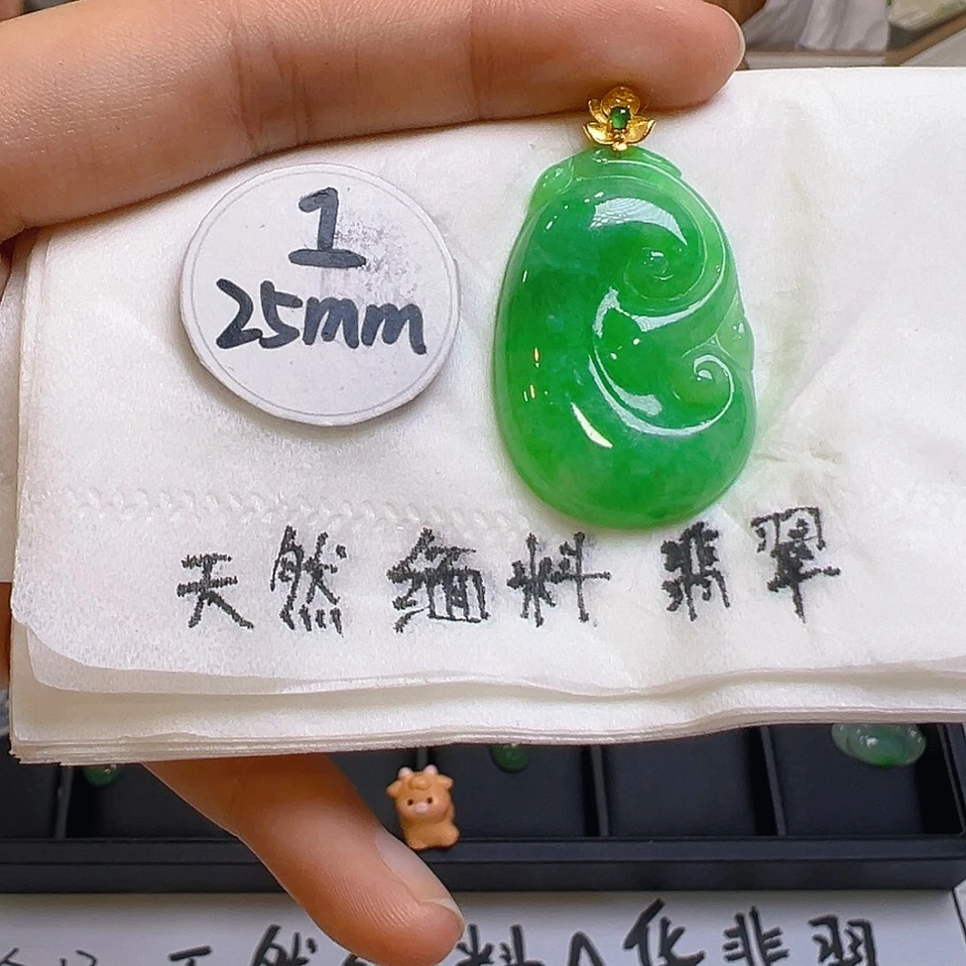 翡翠颈饰18K金镶嵌翡翠