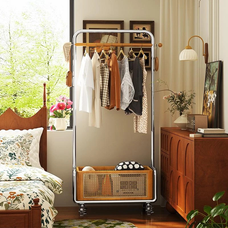简易落地带轮卧室衣帽架家用挂衣架阳台晾衣服架子客厅藤编收纳篮