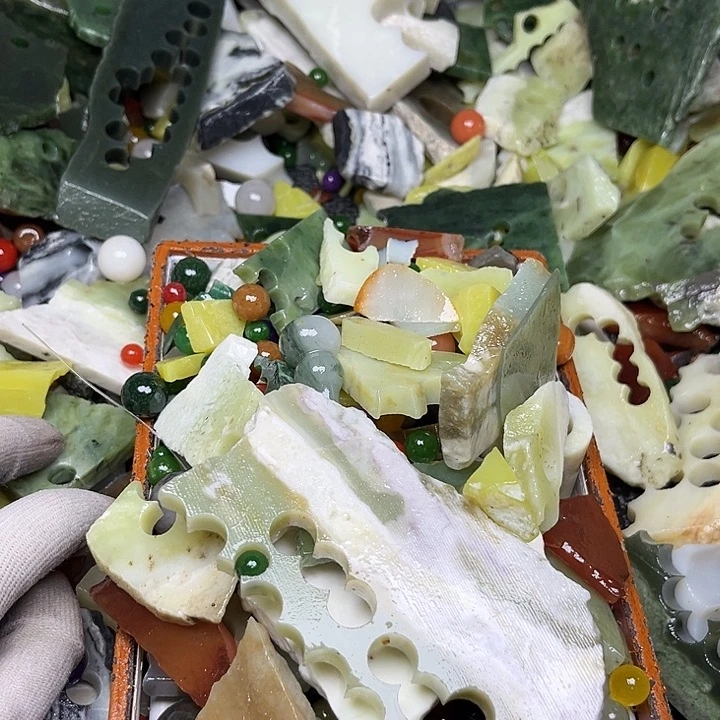 未镶嵌透闪石质玉珠宝奇石尊**务