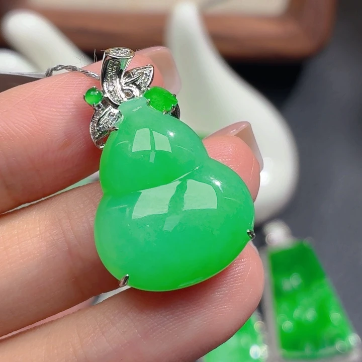 颈饰18K金镶嵌翡翠