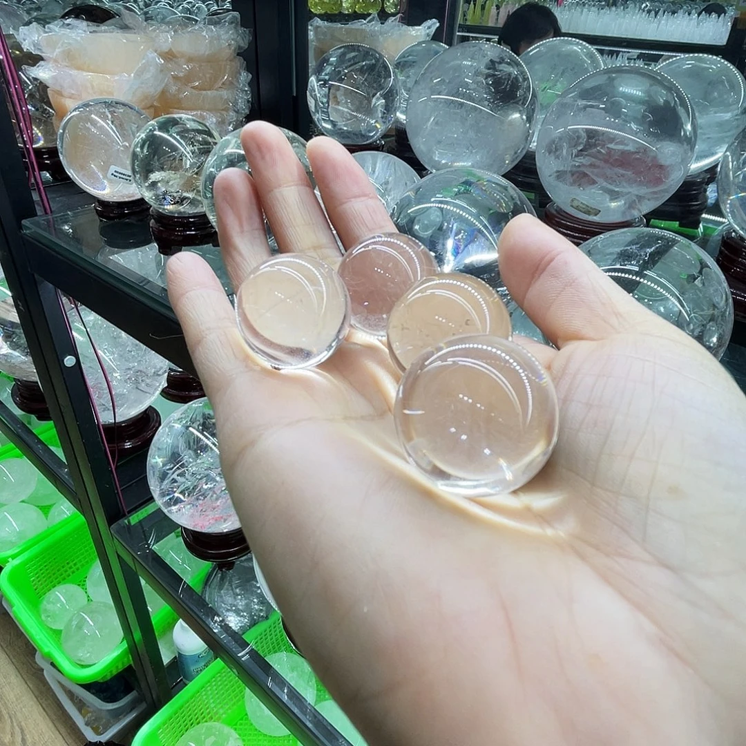 未镶嵌水晶珠宝半成品直径约2厘米发其中一个