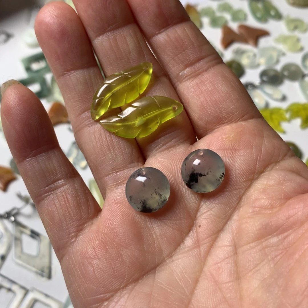 卉***卉蛇纹石玉未镶嵌耳坠