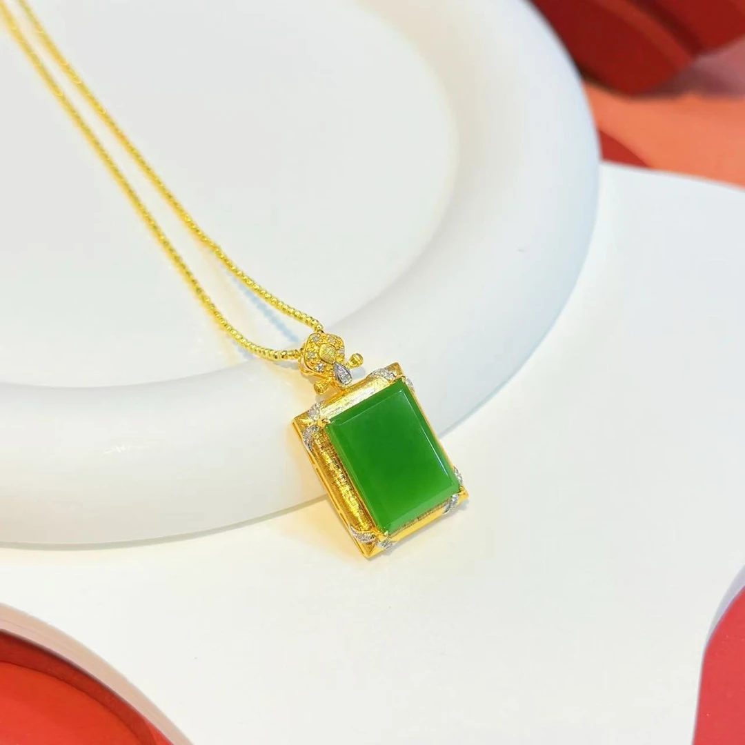 【红娘子】18K金双色镶嵌12*16mm和田玉苹果绿无事牌HNZ8465