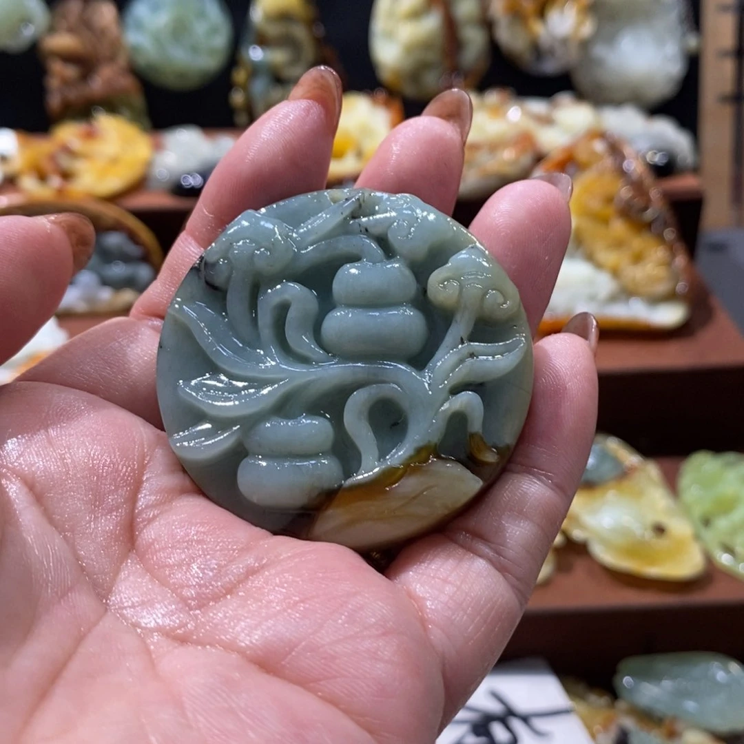 蛇纹石玉未镶嵌颈饰