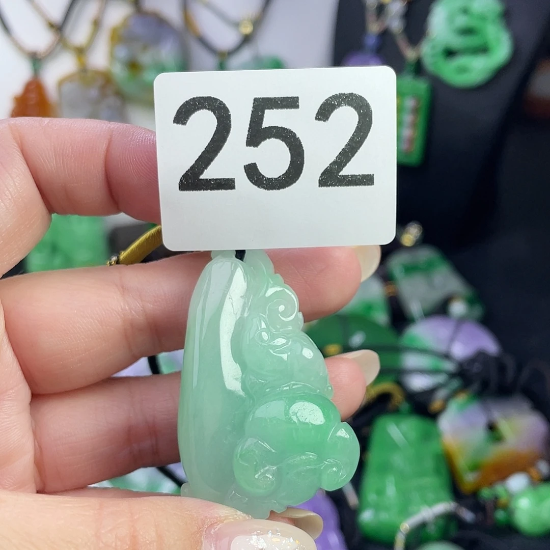 翡翠未镶嵌吊坠(赠链)