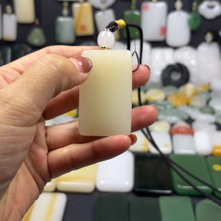 石英质玉（金丝玉）未镶嵌颈饰