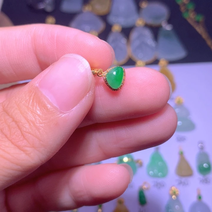 颈饰18K金镶嵌翡翠傲**梅翡翠