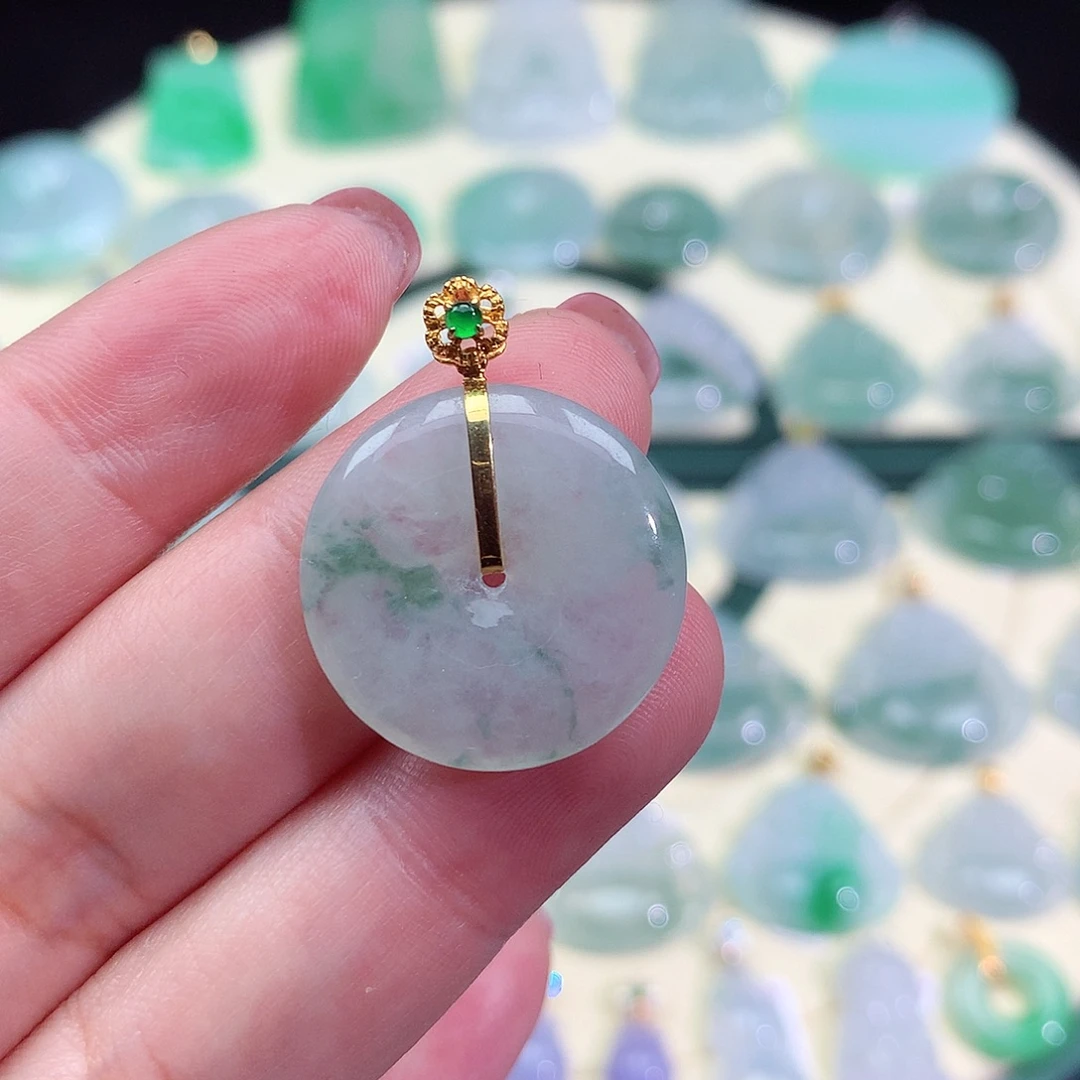 翡翠18K金镶嵌颈饰平安扣