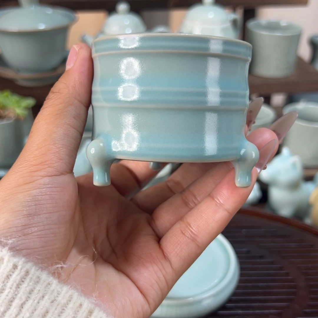 精品天青支钉三足鼎。