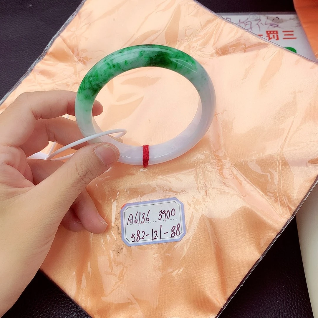 翡翠手镯未镶嵌翡翠