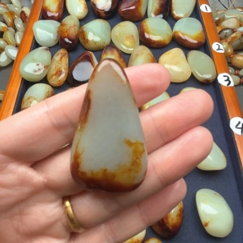 和田玉颈饰未镶嵌悲****者