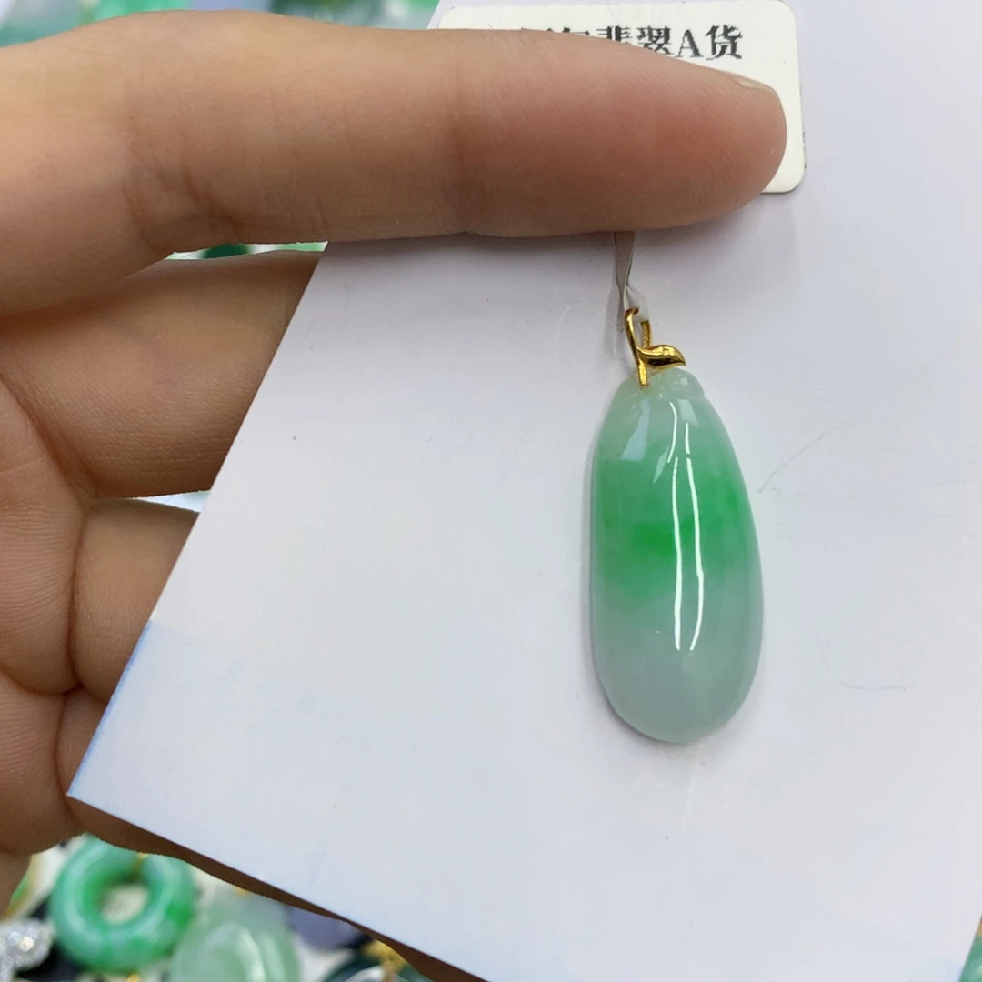 翡翠18K金镶嵌颈饰翡翠