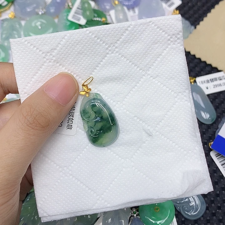颈饰18K金镶嵌翡翠