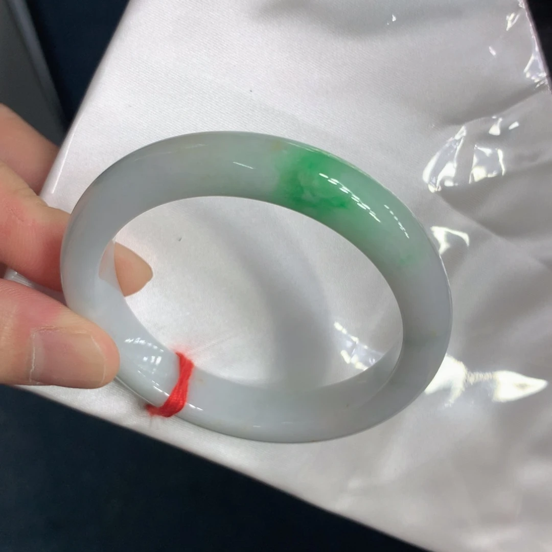 翡翠手镯未镶嵌翡翠