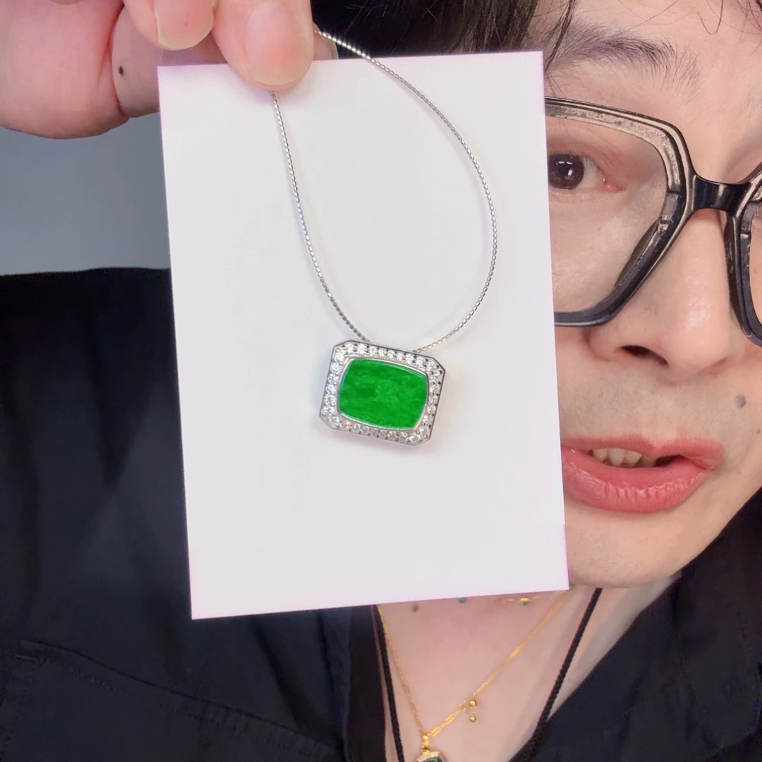 翡翠未镶嵌颈饰一个