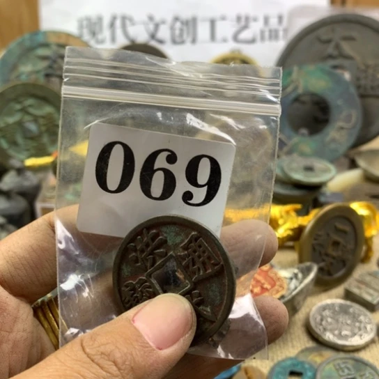 黄***间铜现代文创工艺品