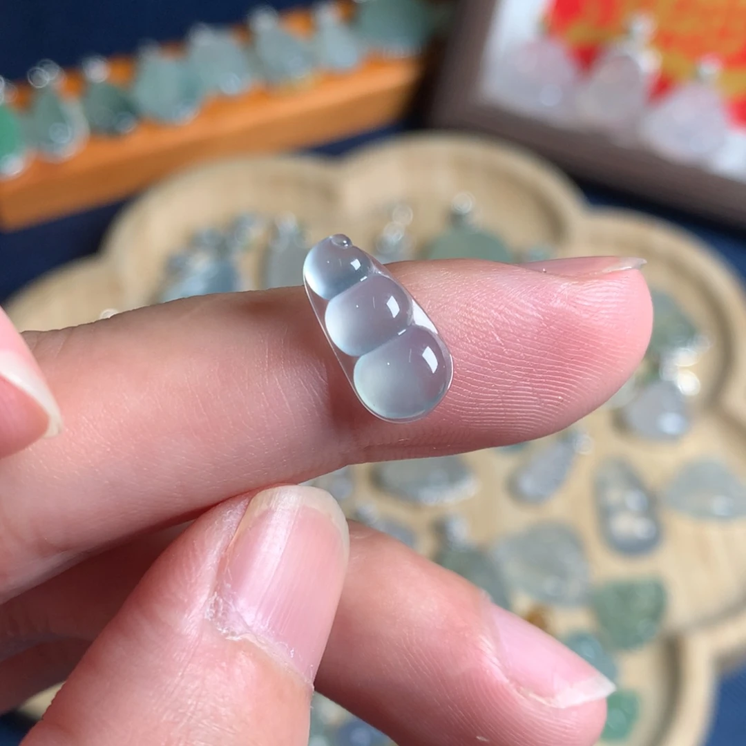 翡翠未镶嵌颈饰豆子