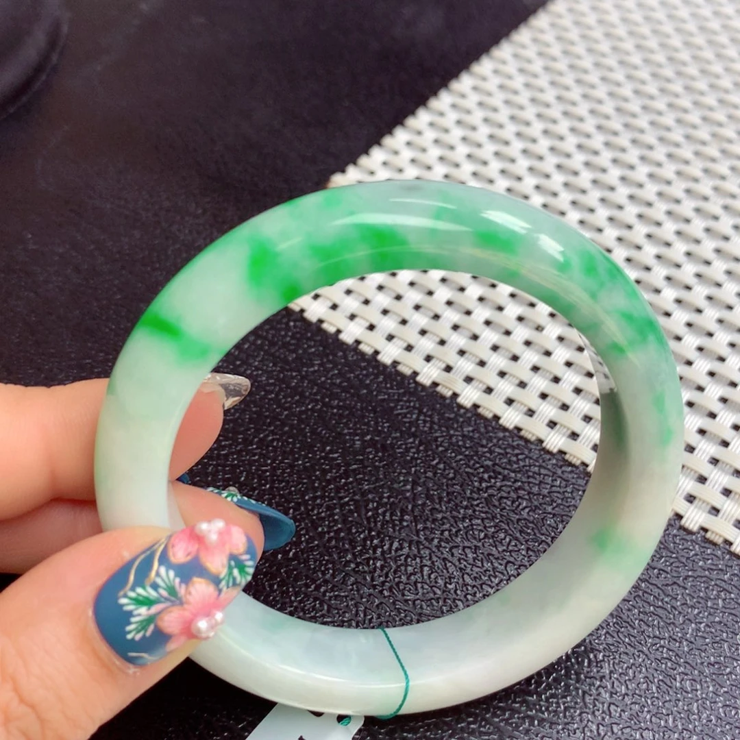 翡翠手镯未镶嵌缅甸