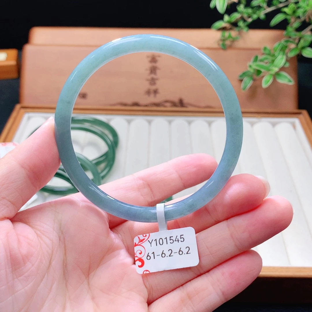 翡翠未镶嵌手镯（圆镯）