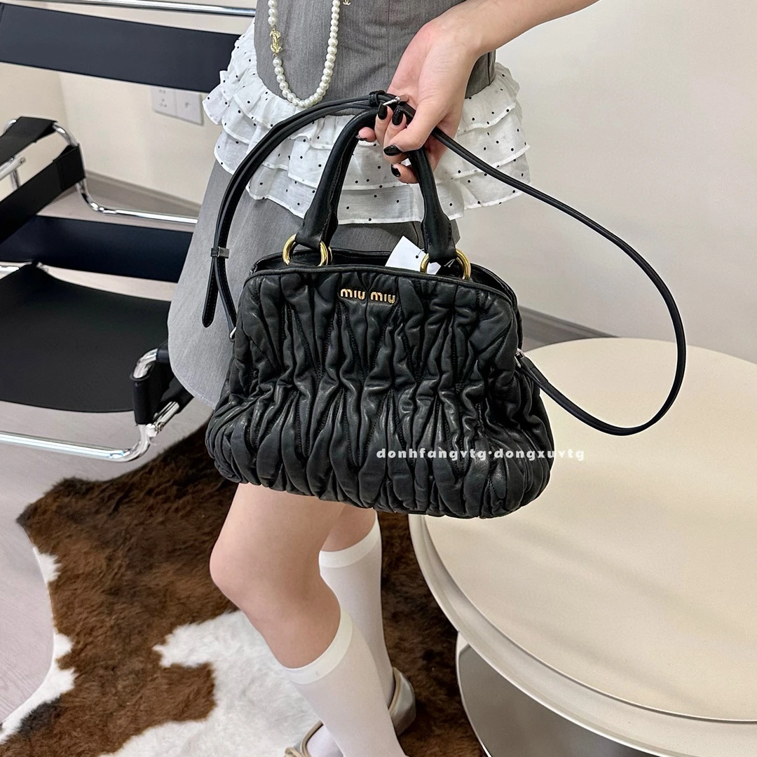 95新 MIU MIU/缪缪 miumiu 黑金泡芙托特斜挎包
