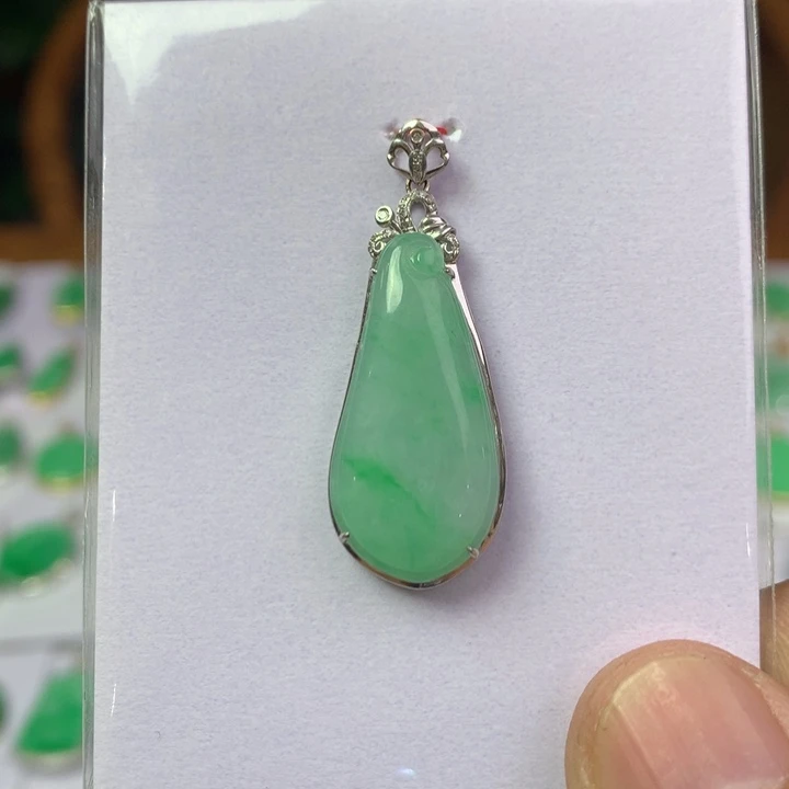 翡翠18K金镶嵌颈饰翡翠