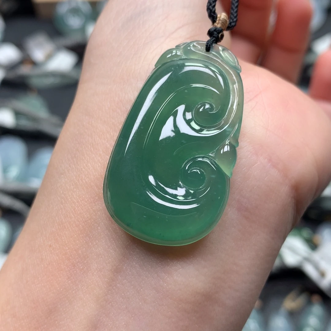 翡翠颈饰未镶嵌如意