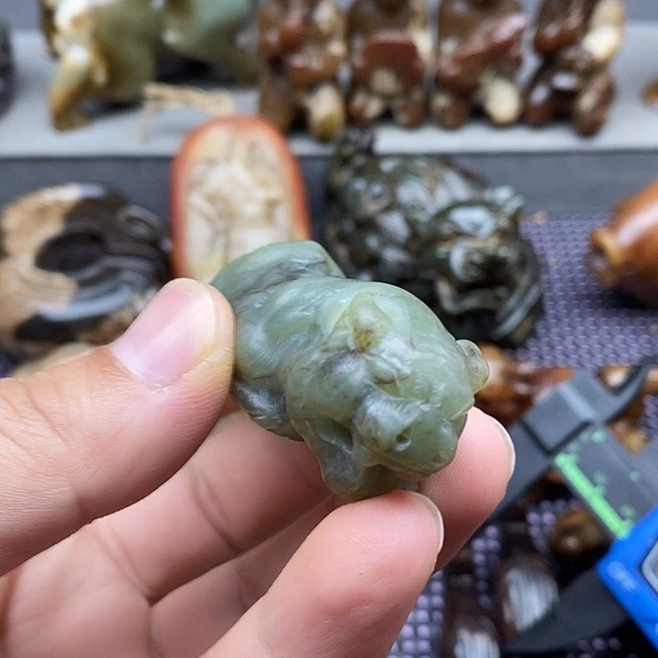未镶嵌蛇纹石玉颈饰