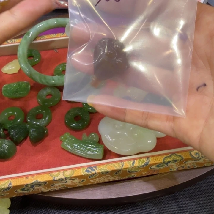 蛋***儿颈饰未镶嵌和田玉（碧玉）