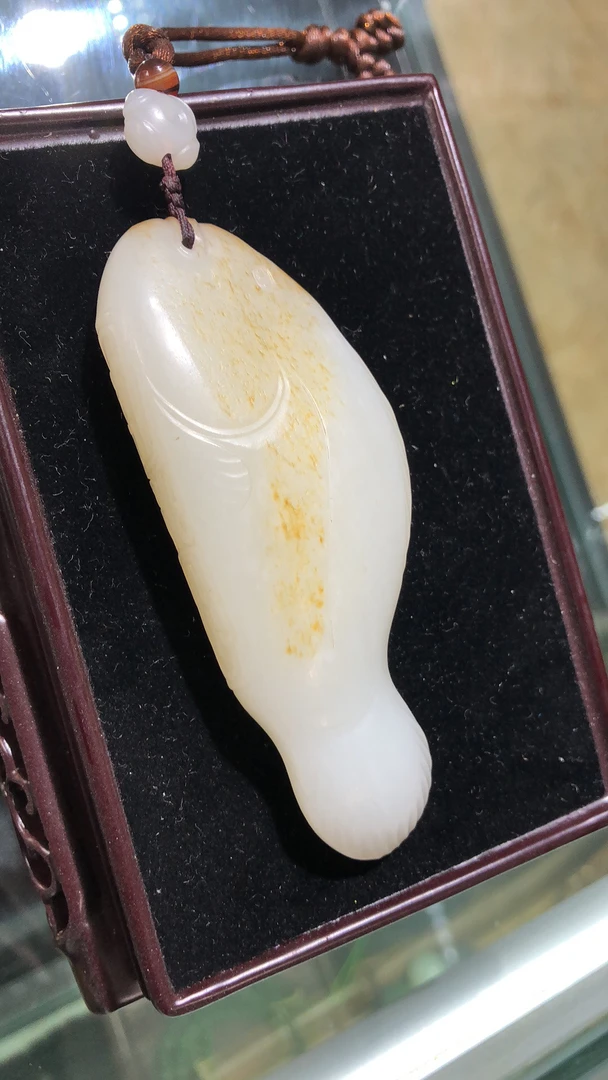 和田玉随型年年有余手把件