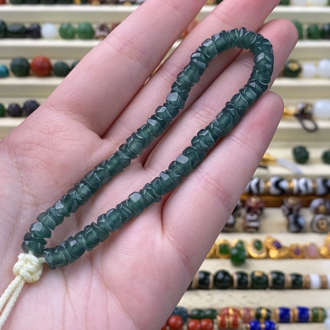 翡翠未镶嵌颈饰手持